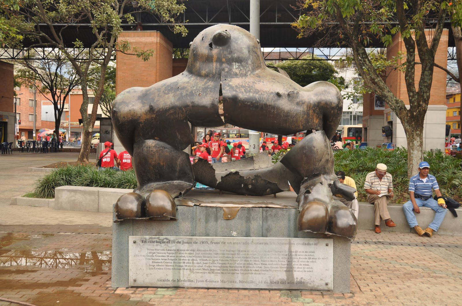 This Botera statue was bombed during a festival, wounding more than 200 people and killing 17, including a 7 year old girl. It is left standing to remind people of what Medellin used to be. Next to it stands a new replica of the statue, representing what Medellin is today.