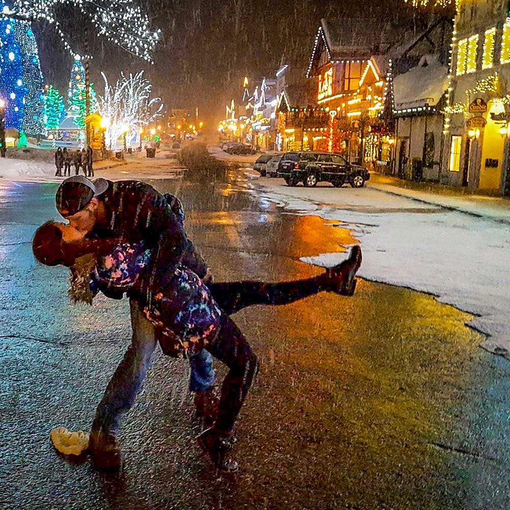 Things to do in Leavenworth, WA Christmas lighting ceremony kiss