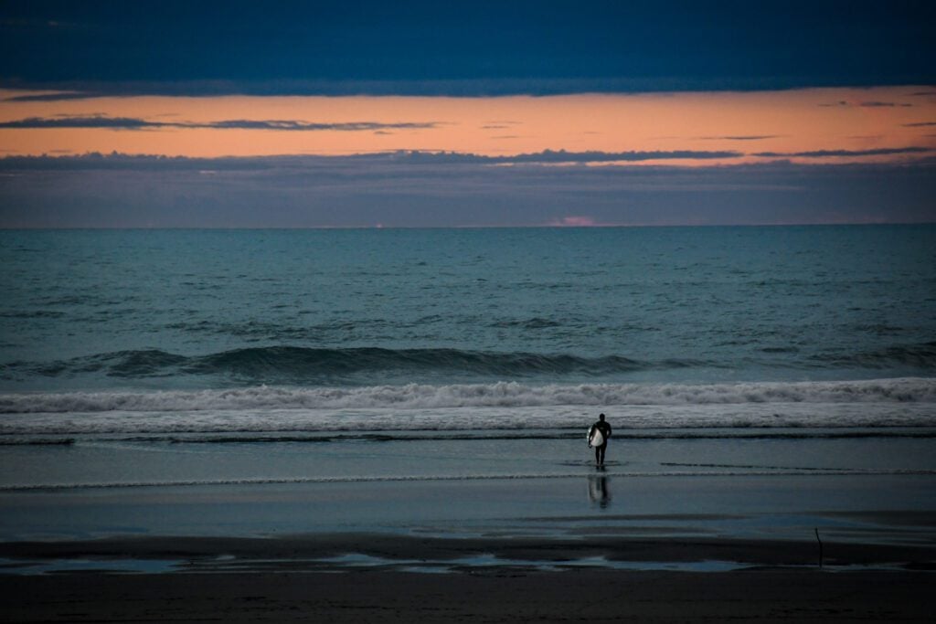 Piha New Zealand surfing