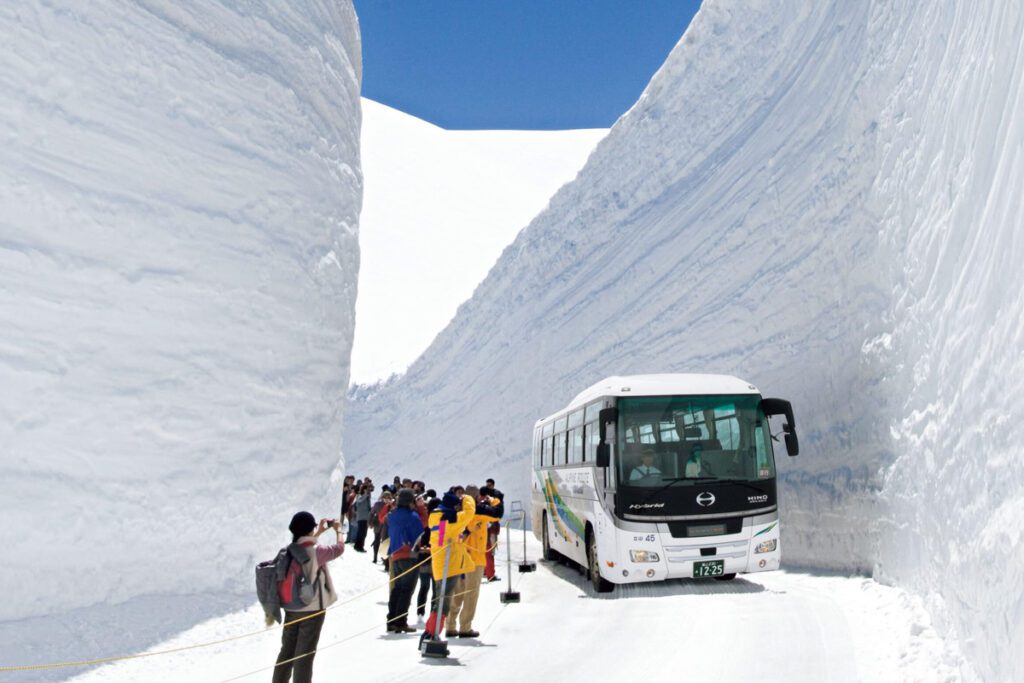 Snow Wall Tateyama Kurobe Alpine Route Japan (Alpen-route.com)