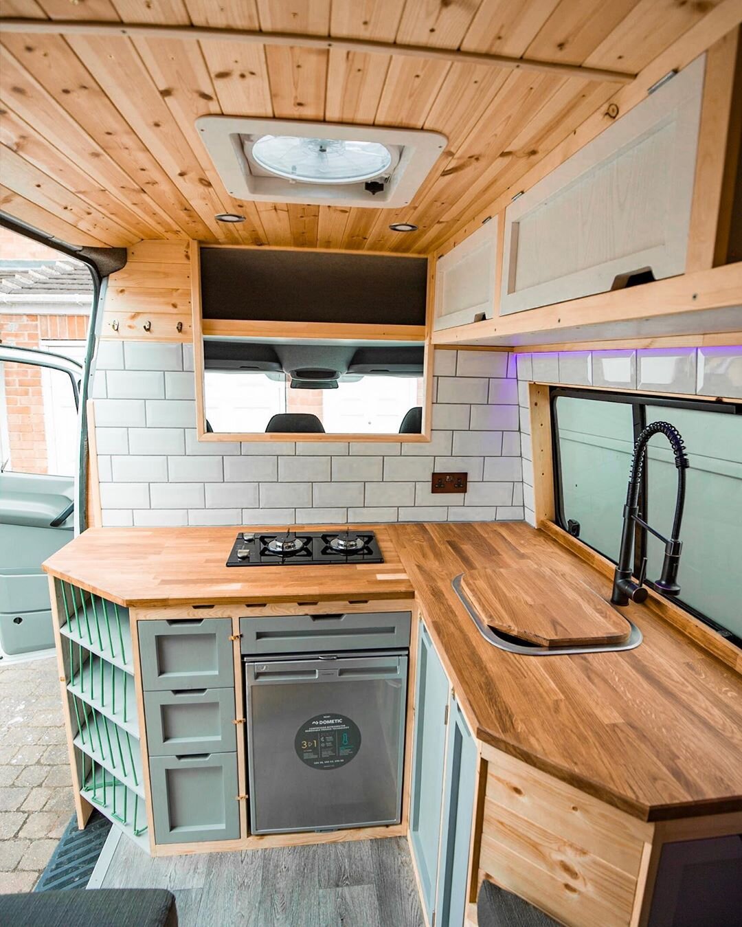 L-Shaped Campervan Kitchen | Image by: @carpenteringram