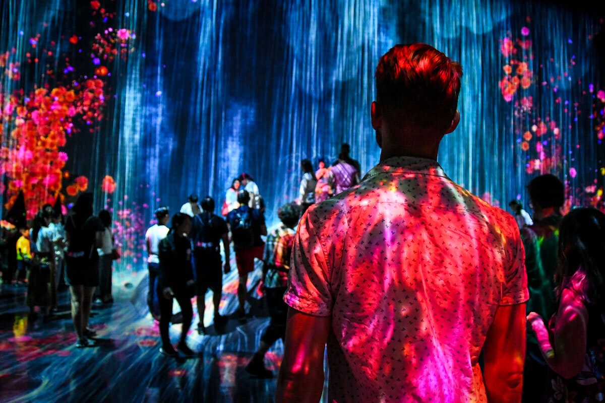 teamLab Borderless Tokyo Guide Water Particles on a Rock Where People Gather
