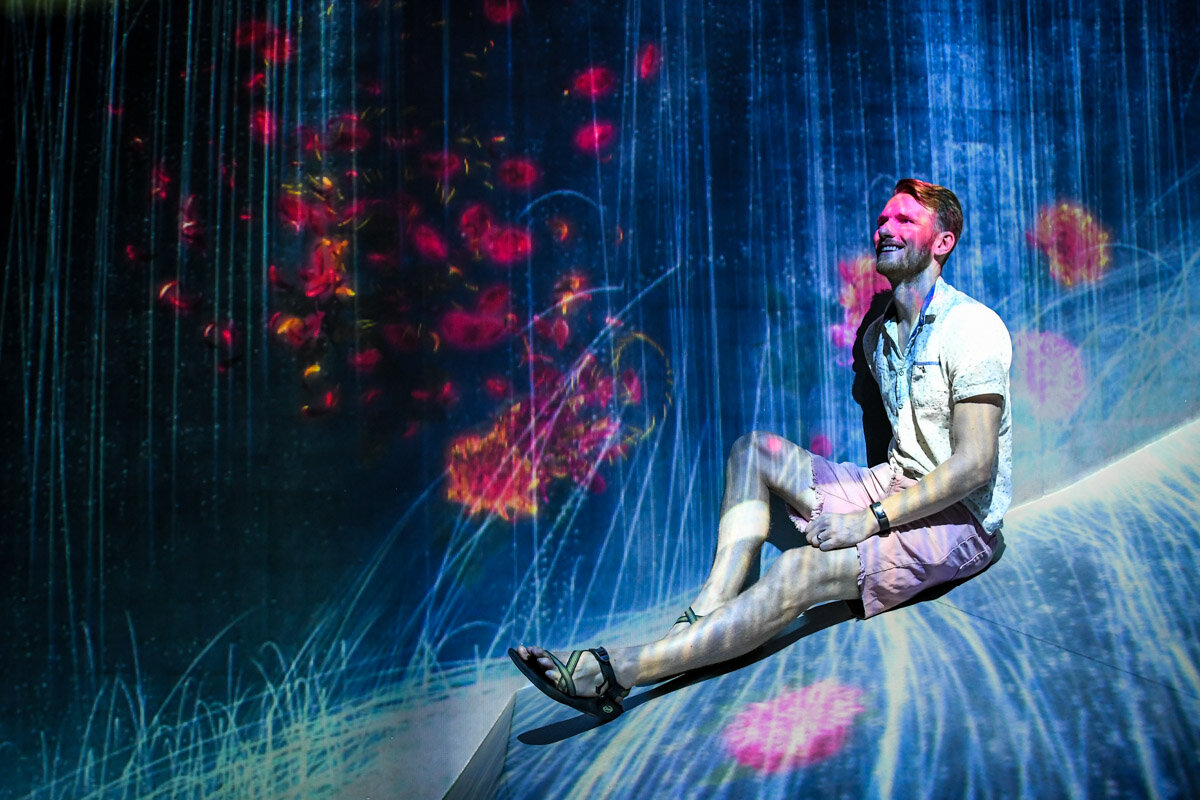 teamLab Borderless Tokyo Guide Water Particles on a Rock Where People Gather