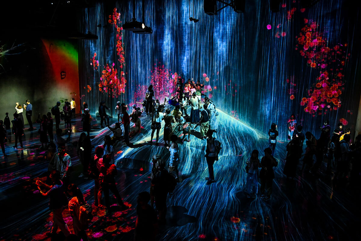 teamLab Borderless Tokyo Guide Water Particles on a Rock Where People Gather