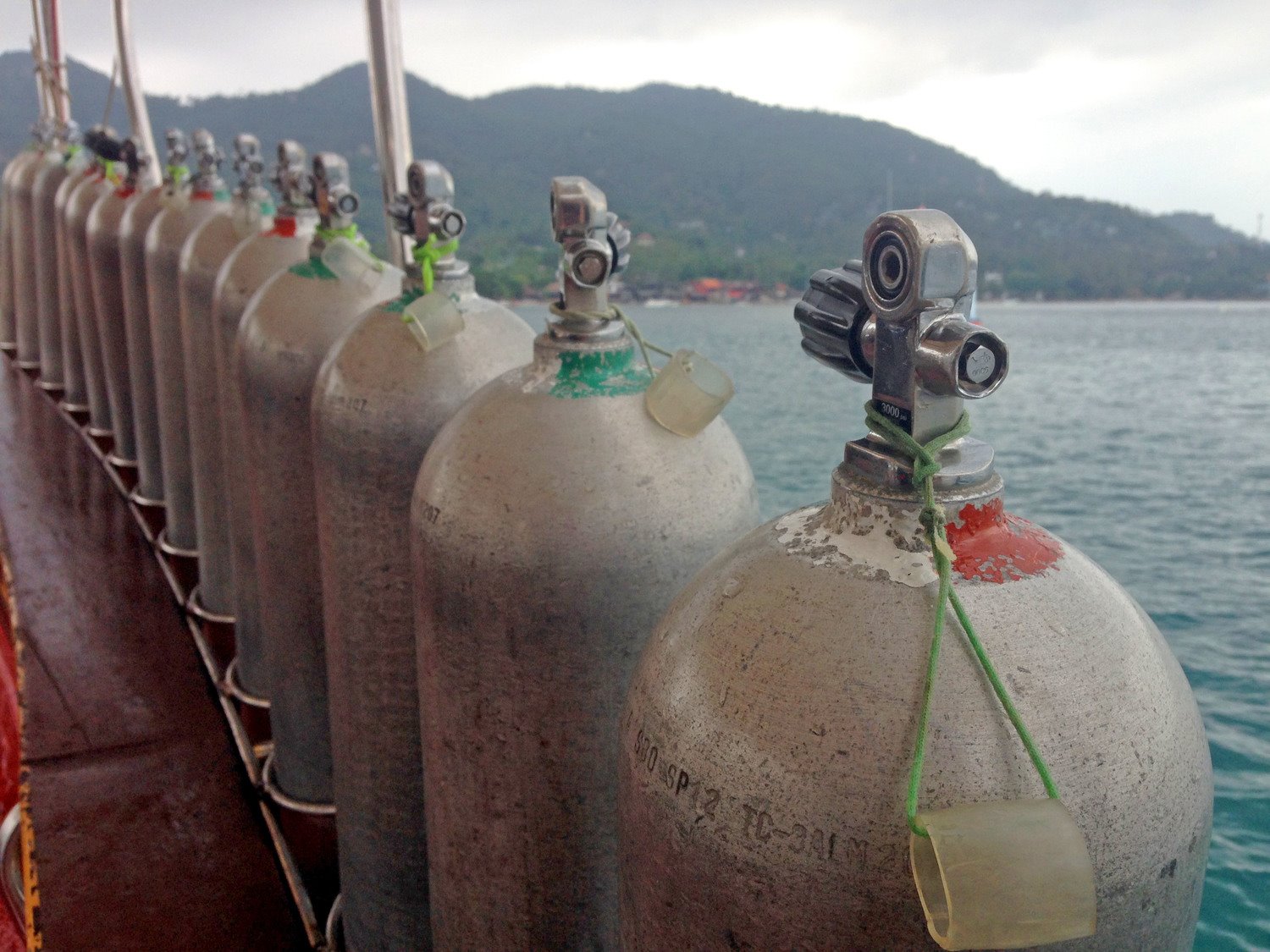 How To Choose A Dive School in Koh Tao Air Tanks