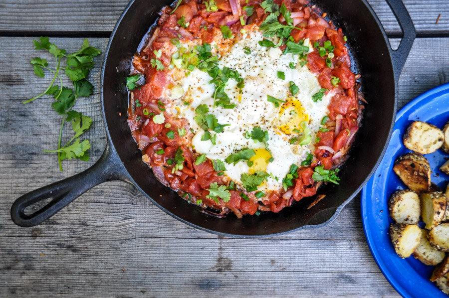 There are so many healthy, delicious, easy AND cheap meals you can make on the road. Like this shakshuka skillet!