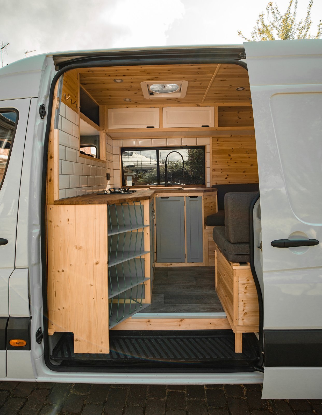 L-Shaped Campervan Kitchen | Image by: @carpenteringram