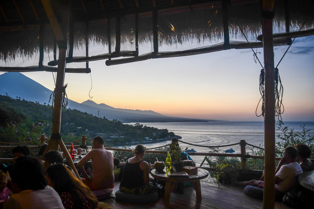 Coucher de soleil Amed Bali au restaurant Blue Earth Village