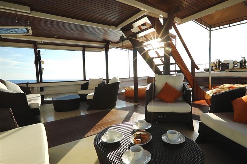 Best Mid-range Liveaboards in Indonesia | Ambai