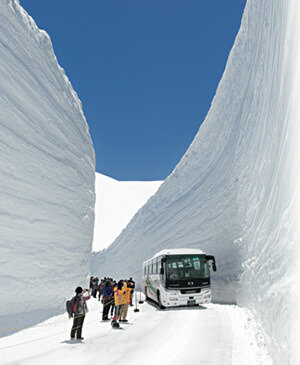 Snow Wall in April | Image Credit: Alpen-Route.com