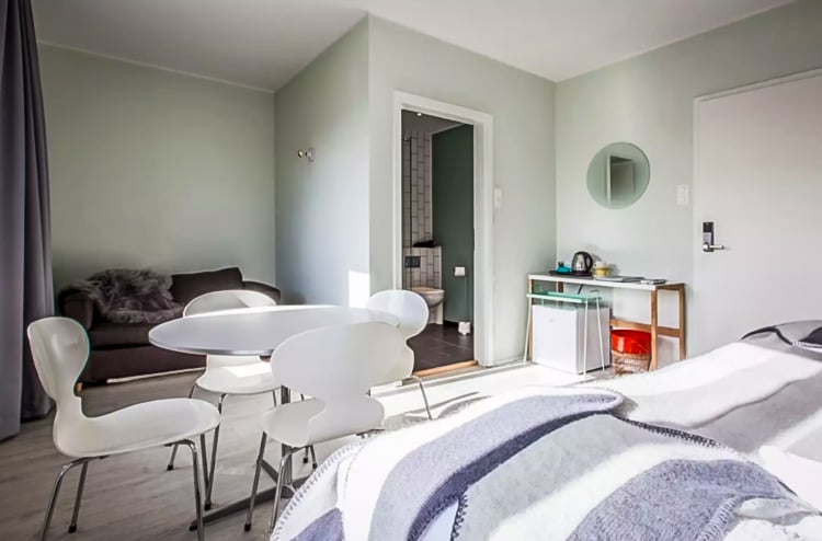 Romantic Getaways | Iceland AirBnb Rooftop Spa & Private Bath Downtown 4