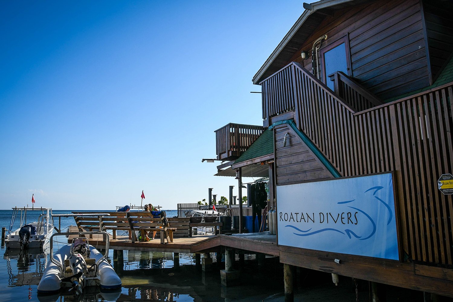 Roatan Divers Scuba diving in Bay Islands