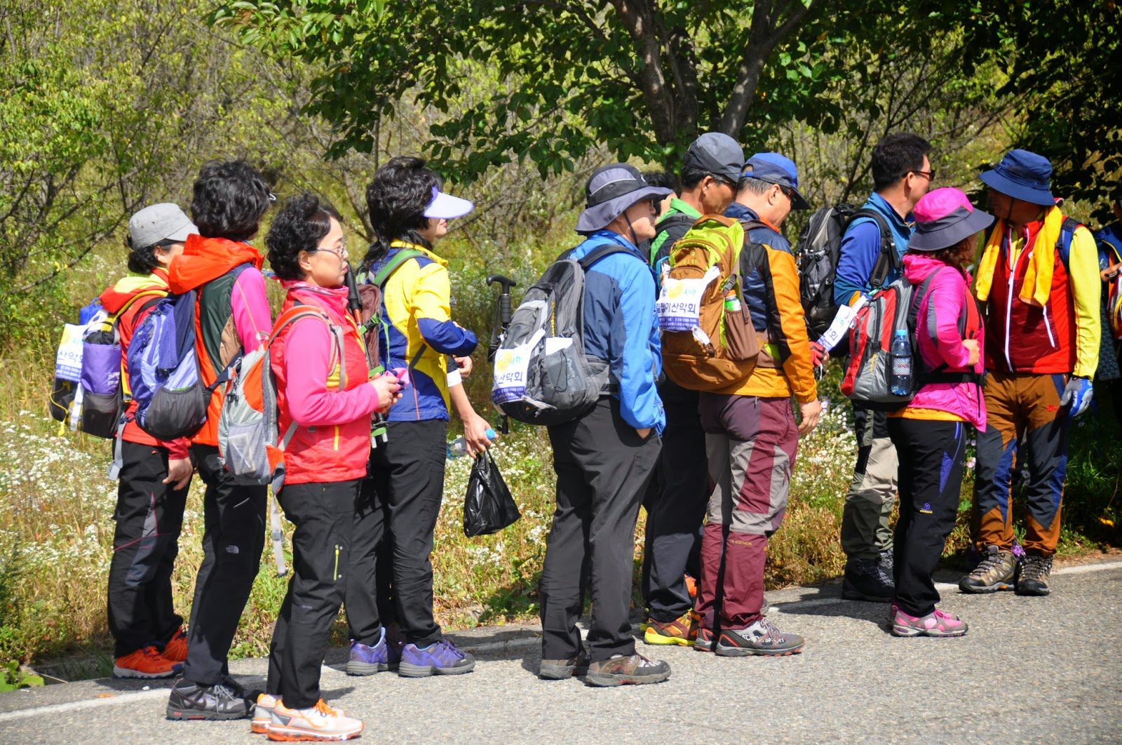 Koreans are all about neon hiking gear