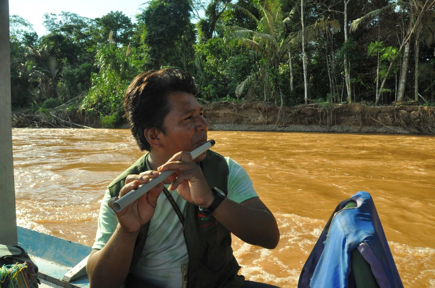 On the boat ride back to town, Simon serenaded us on a wooden flute.