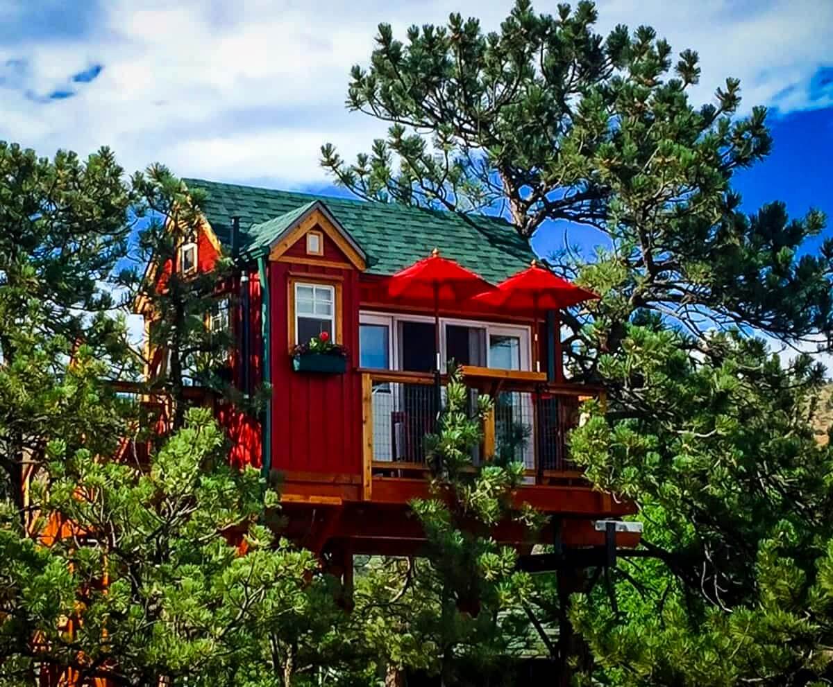 Little Red Treehouse in Lyons