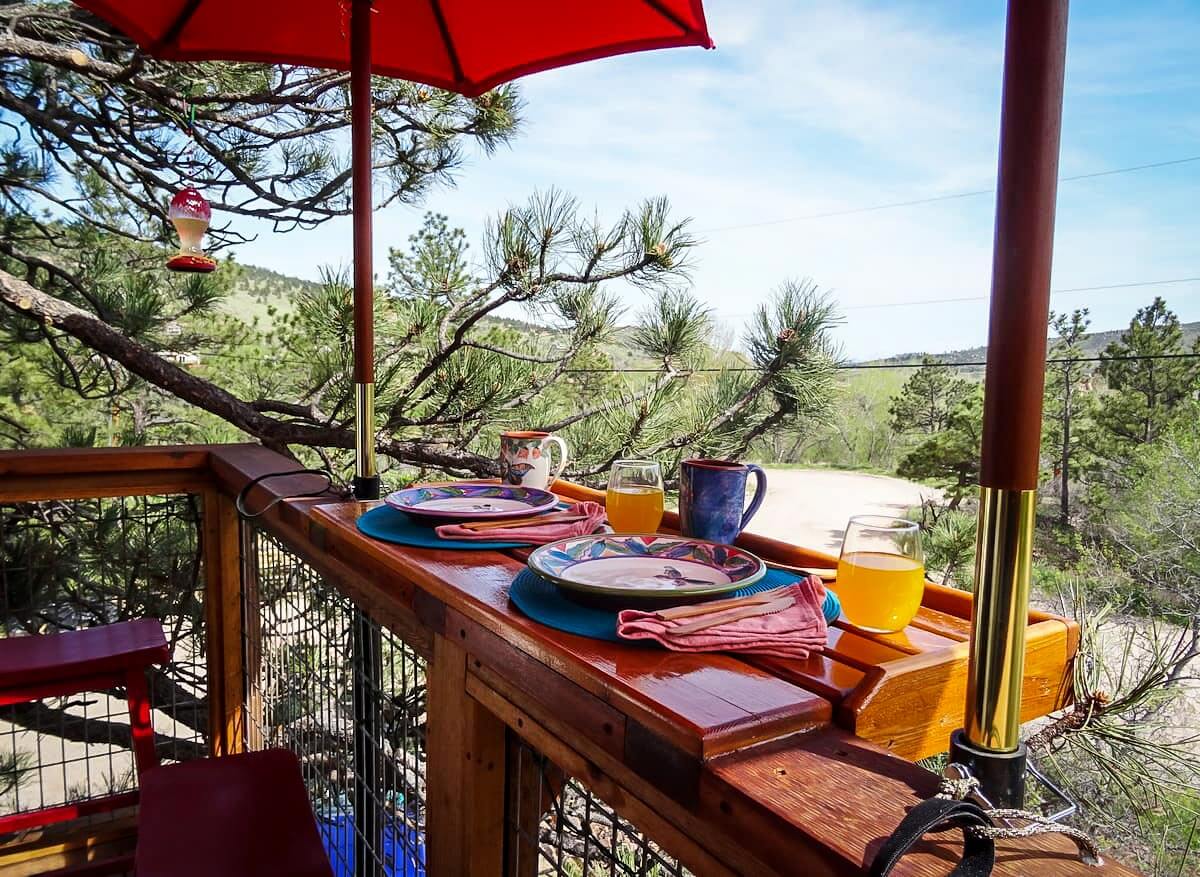 Little Red Treehouse in Lyons