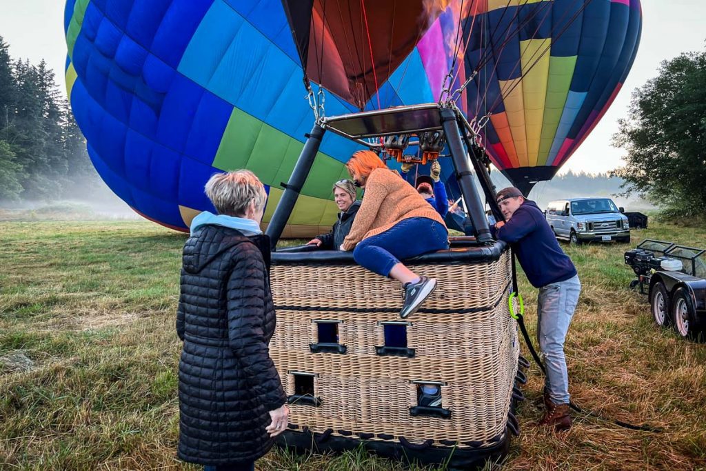 Seattle hot air balloon | loading the basket