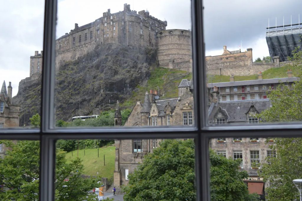 Castle Apartment I Edinburgh Airbnb