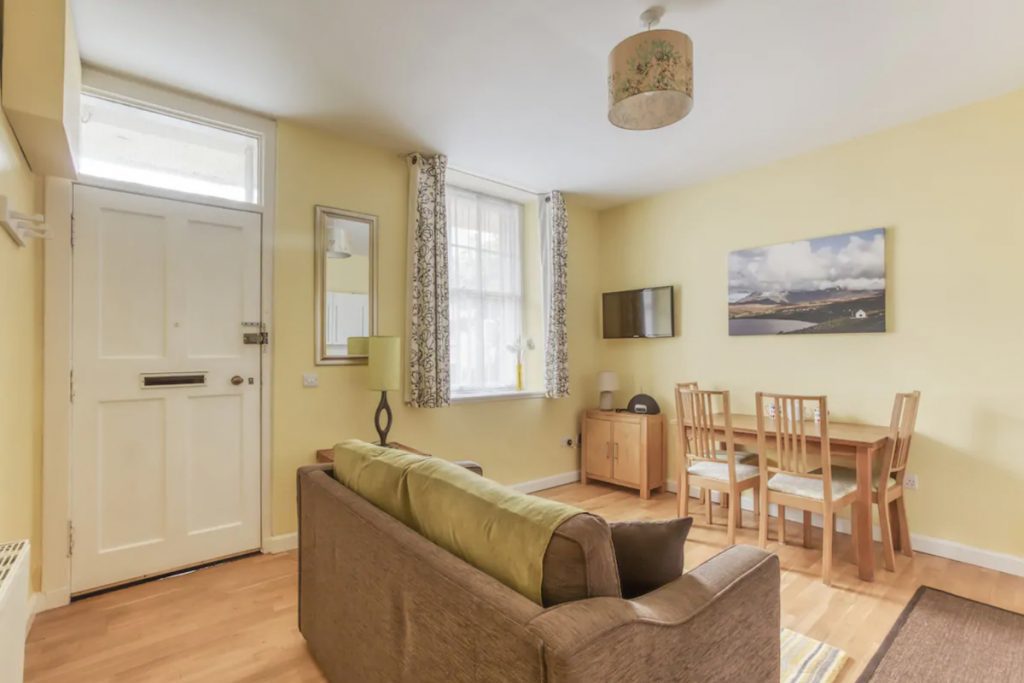 Quiet Royal Mile Flat Edinburgh Airbnb