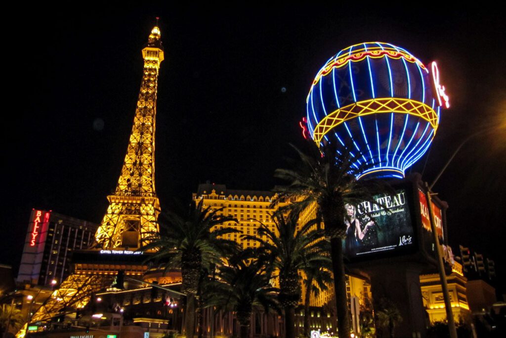 Las Vegas Paris Eiffel Tower Plastic bottle Cocktail Glass Jar Casino Piggy  Bank