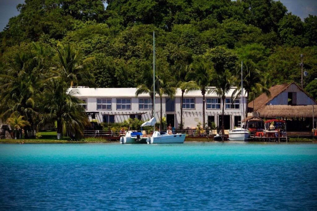 The Yak Lake House - Hostal Bacalar