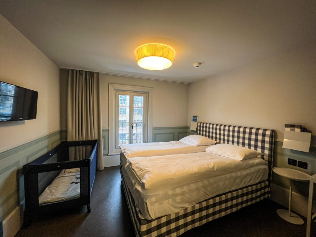 Tiny hotel room pack and play Zurich