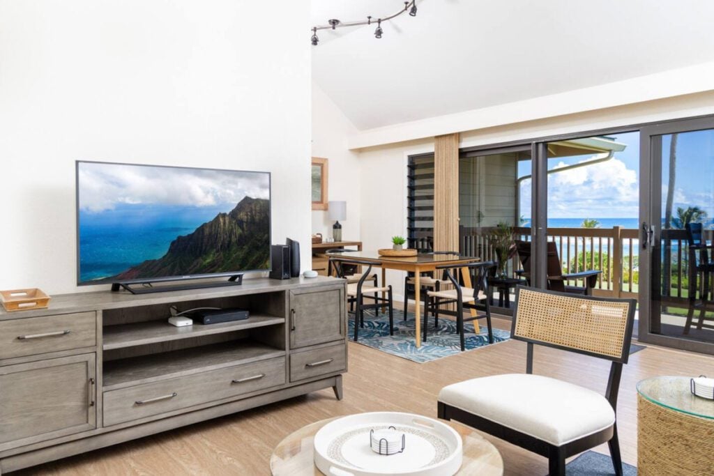 Oceanfront, Private Lanai (Airbnb)