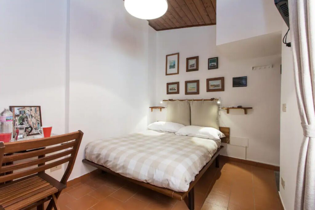 Studio and Castel Sant Angelo (Airbnb)