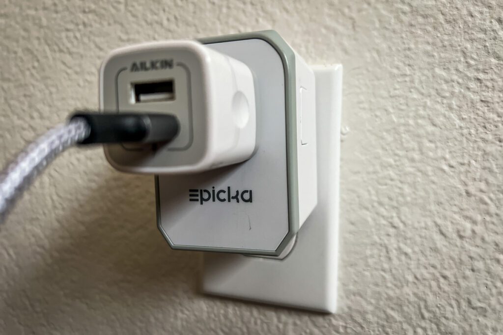Universal outlet adapter