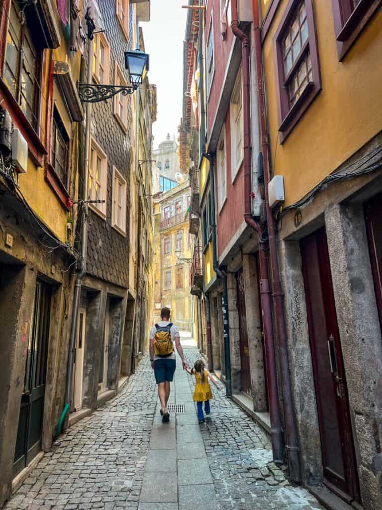 Cute streets around Largo da Pena Ventosa in Porto, Portugal